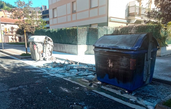 Seis contenedores incendiados en Plazaola