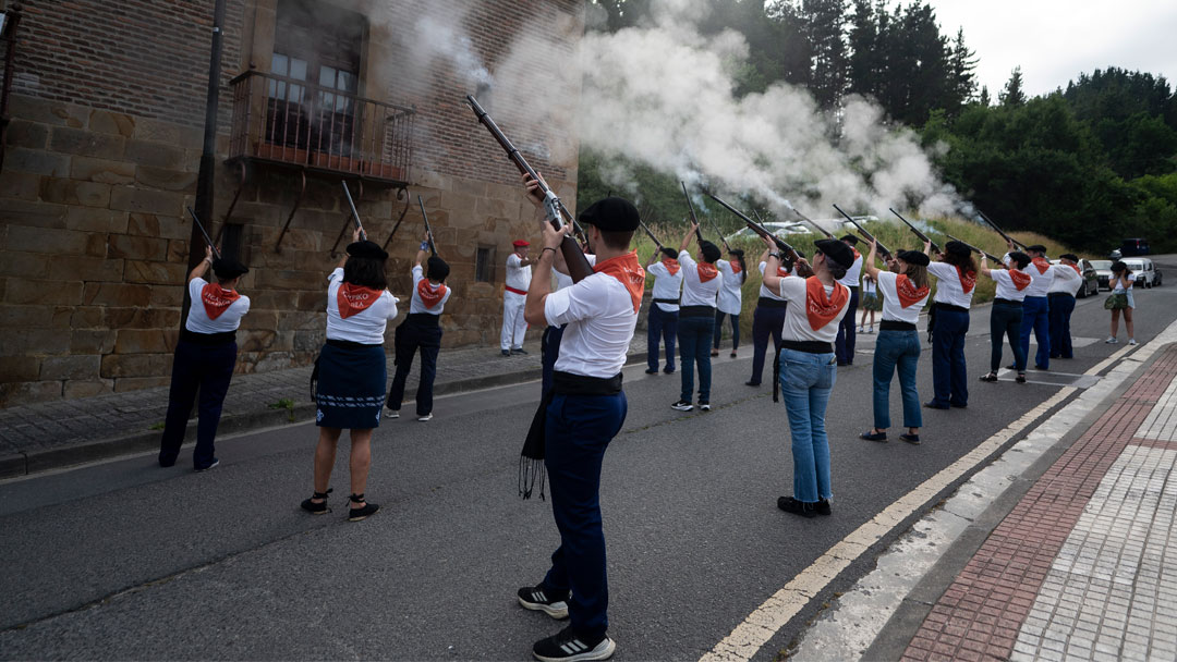 El Alarde de Armas de Legazpi modifica su horario y recorrido debido a la ola de calor