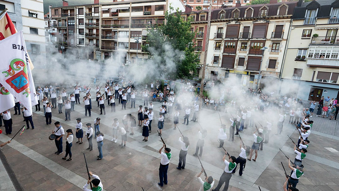 Abierto el plazo para inscribirse en el Alarde de Armas del 2026, para escopeteras-os, txilibiteras-os y figurantes, del 11 al 29 de mayo