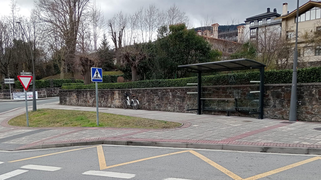 Legazpi estrena una parada de bus cómoda y accesible en Urola Kalea