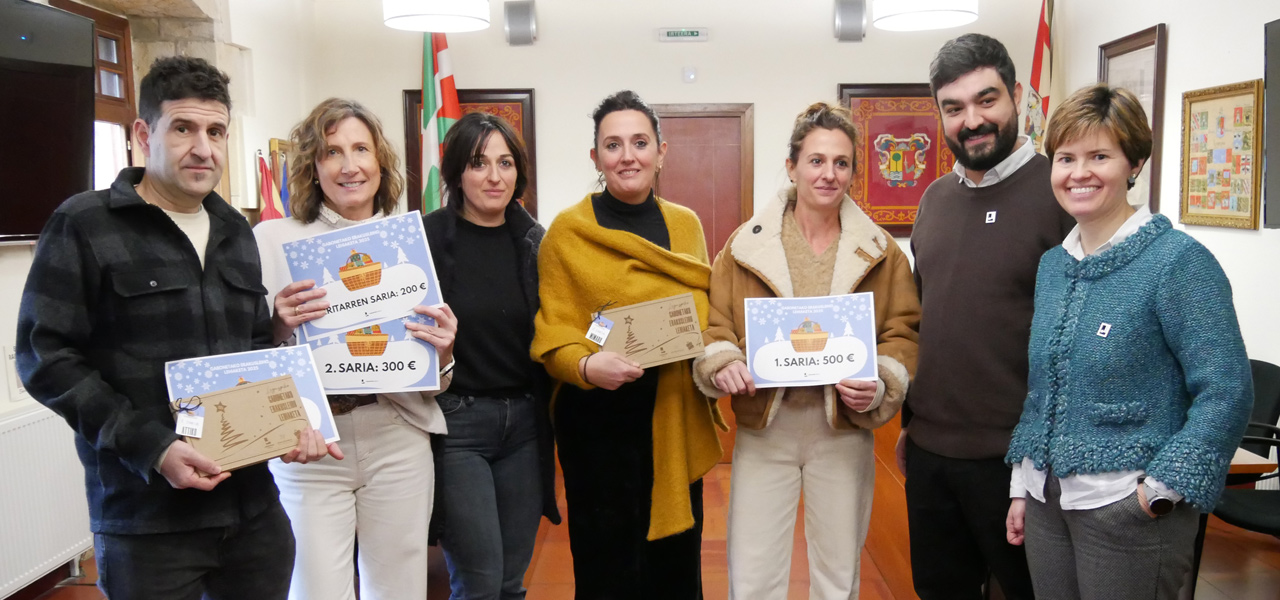 MIMARU FLORISTERIE ha sido la ganadora del Concurso de Escaparates de Navidad 2025 en Legazpi