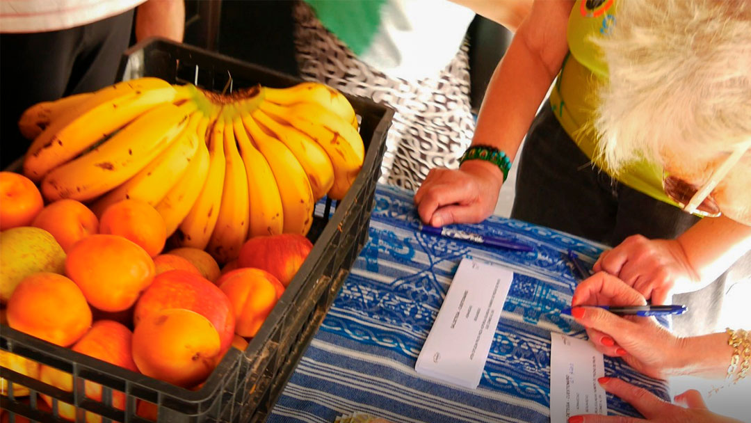 La Semana de la Fruta activó a centenares de ciudadanas-os dentro del proyecto AktiBATU Legazpi, que continuará con su línea de acción en octubre