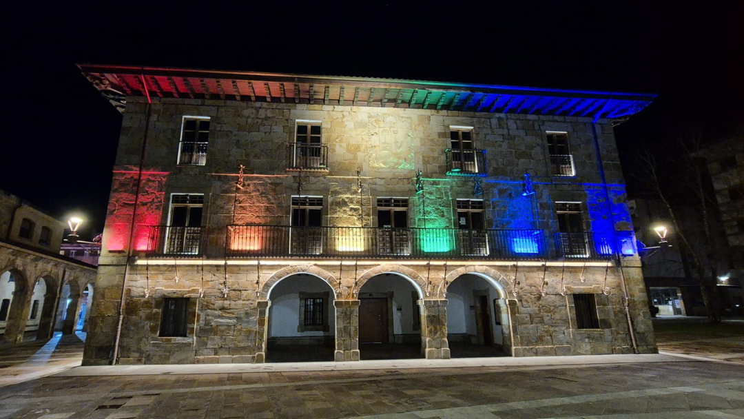 En el marco del día internacional contra la LGTBI fobia, el ayuntamiento se iluminará con los colores del arcoíris