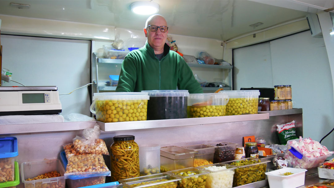 Tras más de 50 años en el mercado de Legazpi Luis Rodríguez Feloaga deja su puesto de encurtidos