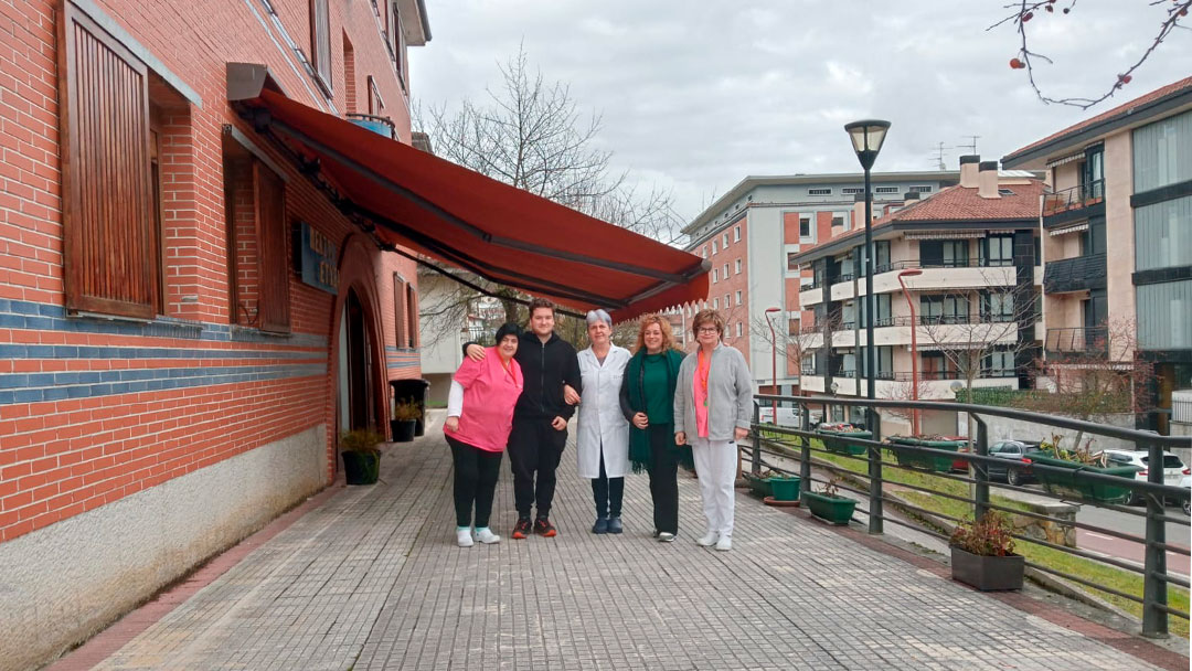 Instalado un nuevo toldo en Meazti Etxea para mejorar el confort de las personas residentes