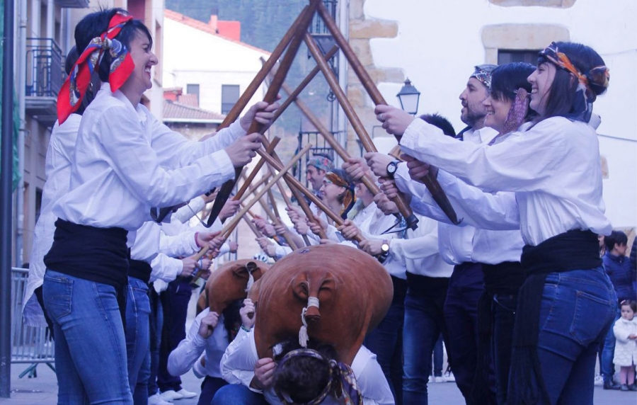 Comparsa del Domingo de Carnaval: Gipuzkoako Herri Inauteria. Primer ensayo, 12 de noviembre, a las 20:15 horas