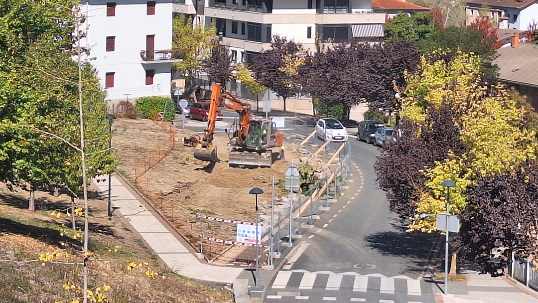 Comienzan las obras para rematar el bidegorri de Juanastegi y habilitar nuevas plazas de aparcamiento