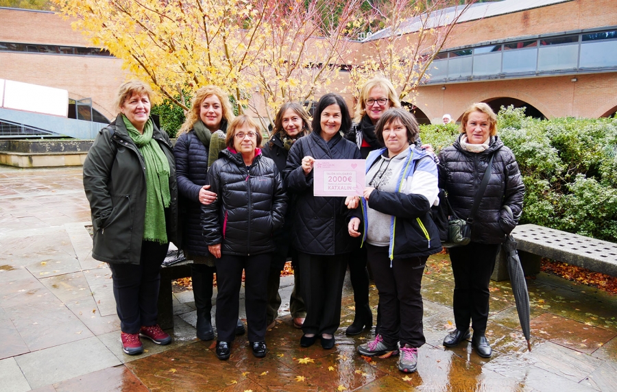 Entrega del cheque con la recaudación del Día de Katxalin
