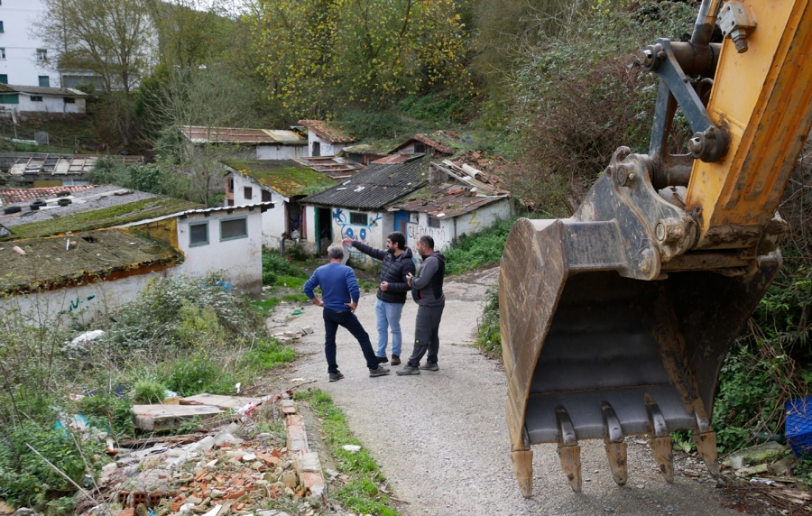 Comienza el derribo de las chabolas de San Martín como primer paso en la recuperación de este entorno natural