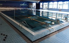 Cursos de natación en el Polideportivo Bikuña