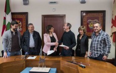 Firma del convenio de donación de la escultura de Juan Mari Burguera