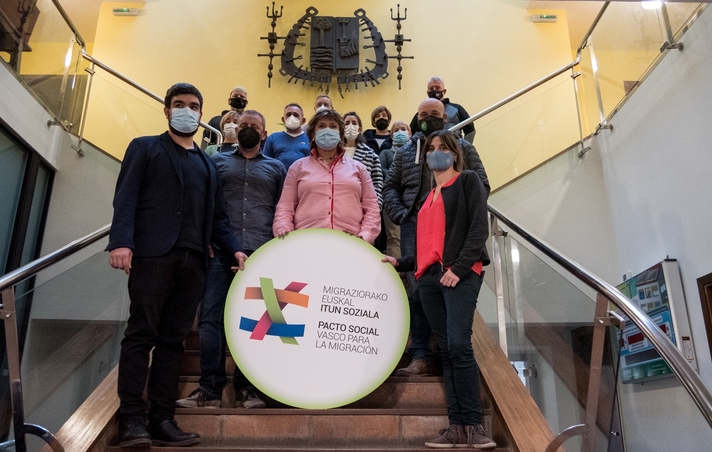 El Ayuntamiento se adhiere al Pacto Social Vasco para la Migración