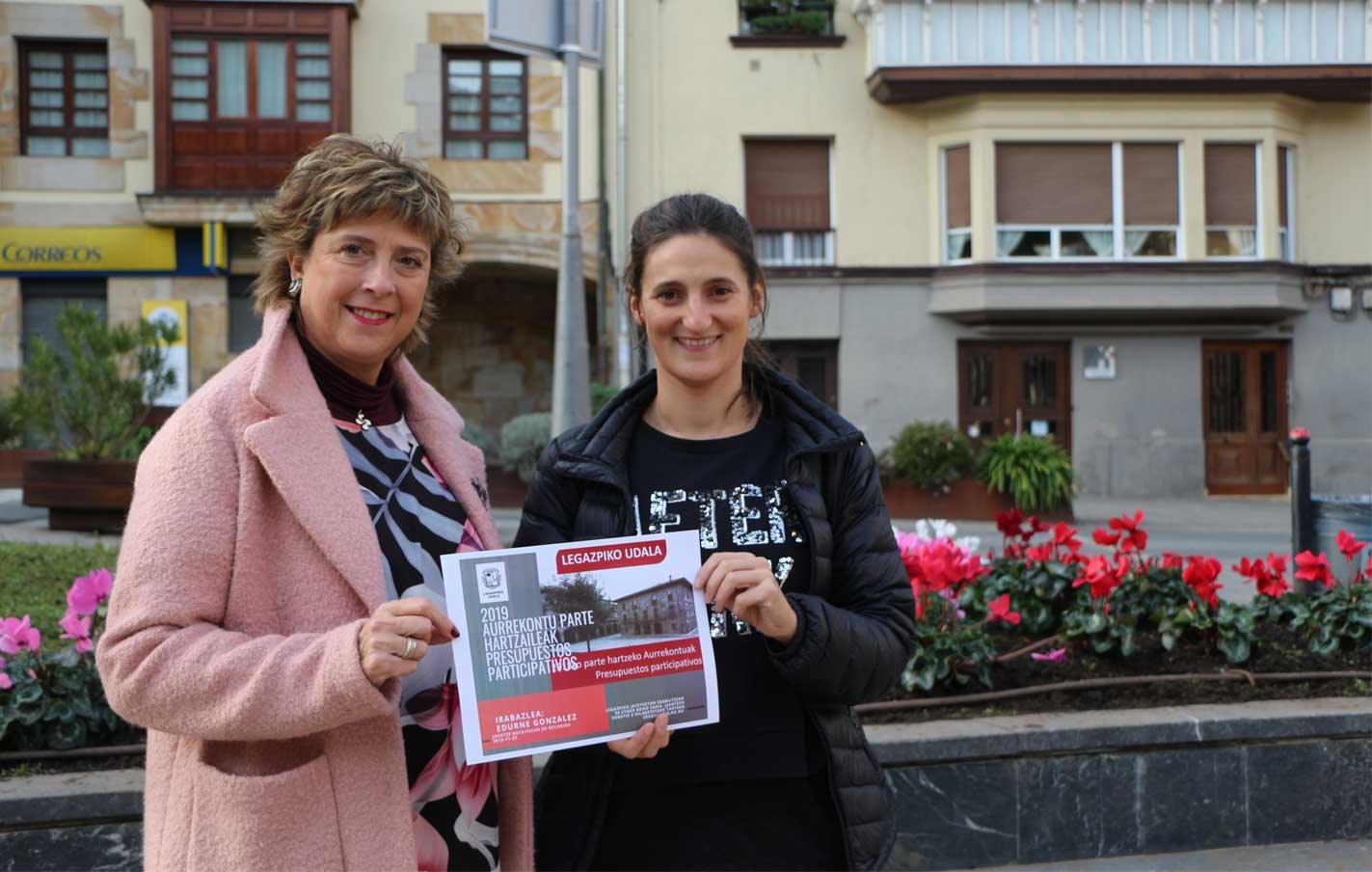 La ganadora del vale sorteado entre las personas que han votado las propuestas para los presupuestos participativos 2019