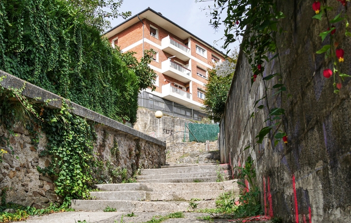 Comienzan las obras de remodelación de las escaleras de acceso a Itxaropen desde la farmacia