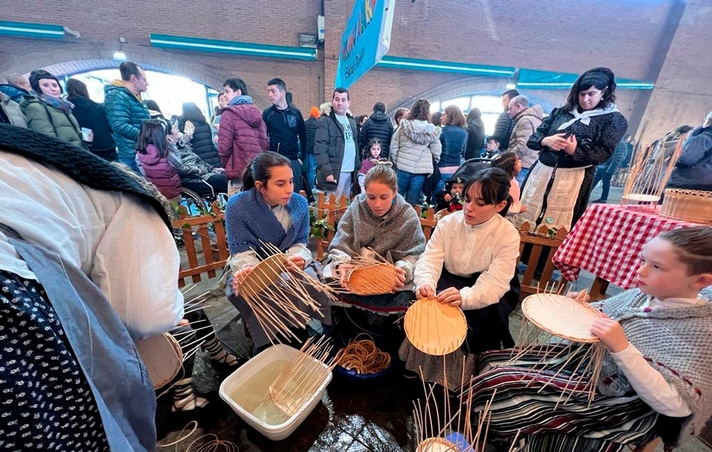 Un año más los alumnos, profesores y familias del colegio Domingo Agirre han preparado la feria de Santo Tomás con mucha ilusión