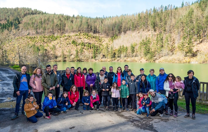 Más de 200 personas han participado en la plantación solidaria de árboles en Legazpi