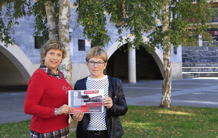 La ganadora del vale sorteado entre las personas que han presentado propuestas para los presupuestos participativos 2019