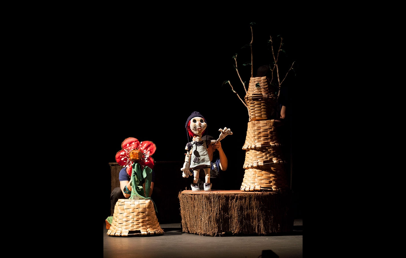 UZTAKALE. Teatro de calle. “Kontukontari 2, mendian ibiltari”. El 22 de julio, martes, a las 19:00 horas en Euskal Herria plaza, a cargo de La enana naranja