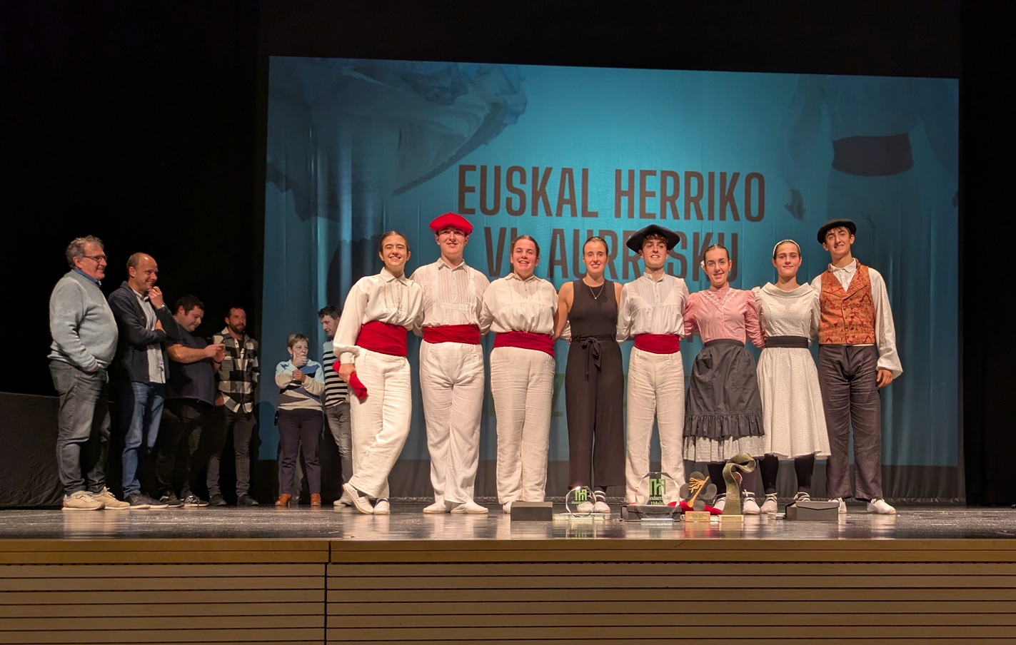 Tres dantzaris de Sustraiak dantza taldea en el Campeonato de Aurresku