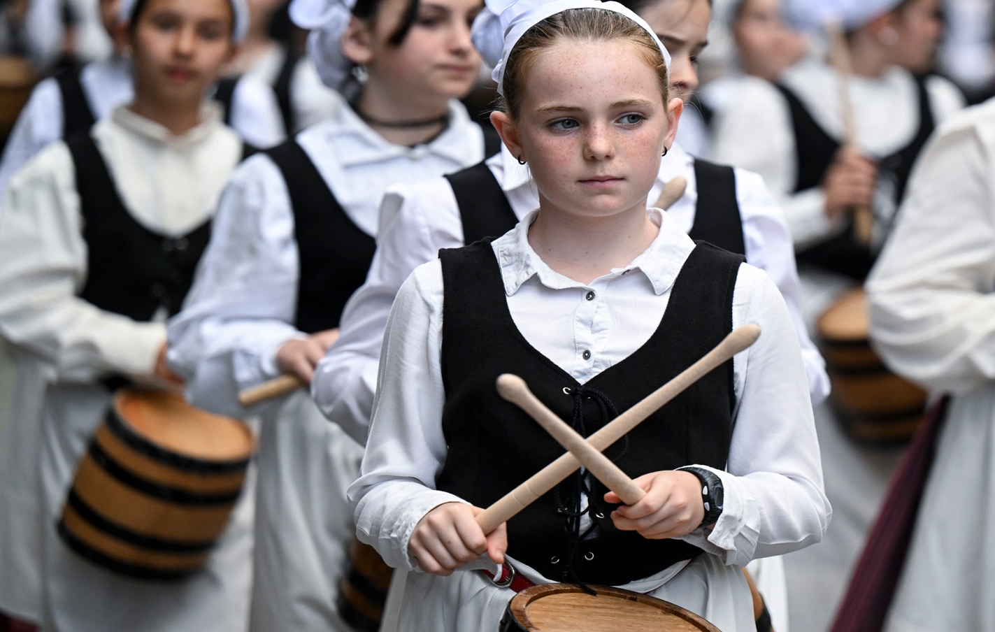 Ensayo general de las tamborradas de las fiestas de mayo el lunes 29 de abril