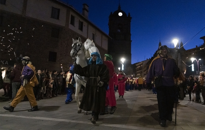 La cabalgata de los Reyes llegó a Legazpi, con  presentes para el recién nacido y para los legazpiarras.