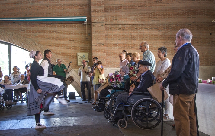 LEGAZPI homenajeó a sus mayores de 80 años,