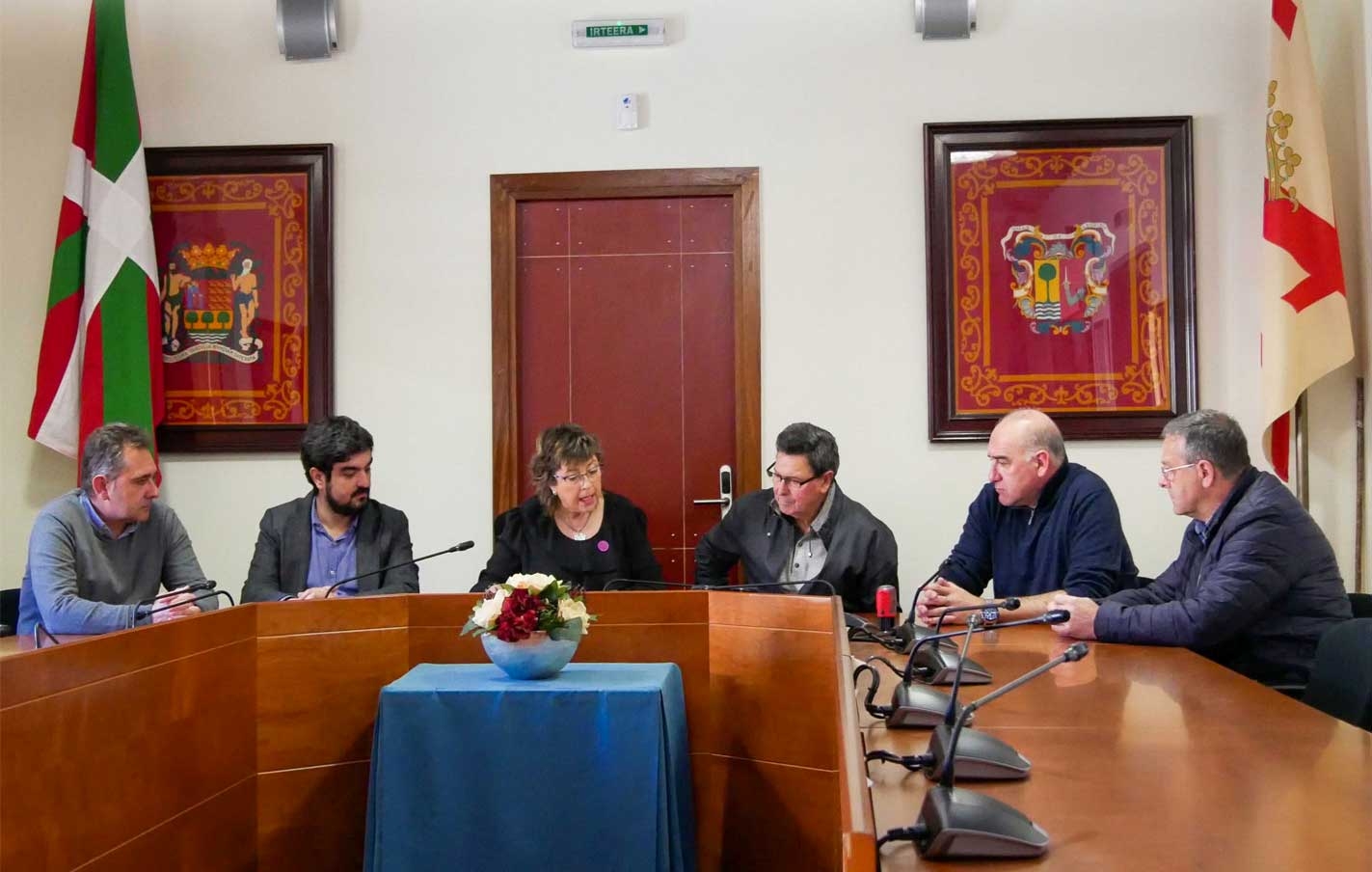 Firma del convenio de donación de la escultura de Jose Luis Arzuaga