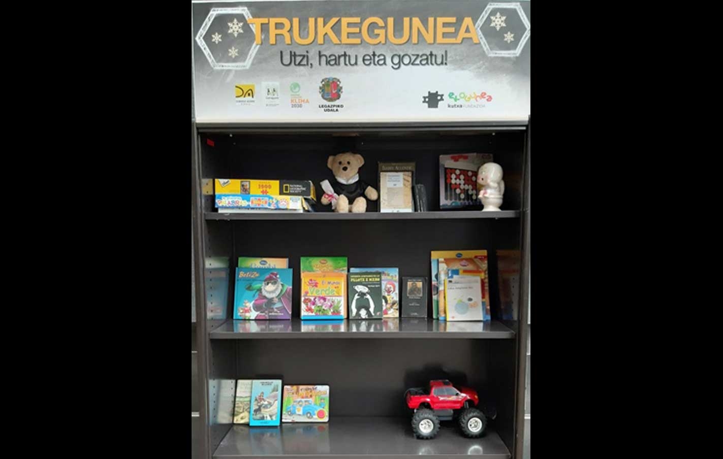 Se ruega no jugar con los objetos de los Trukegunes.