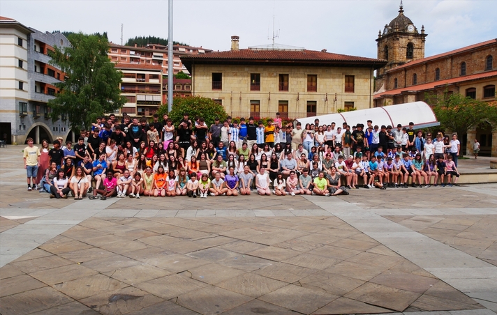 El alumnado de 6ºEP y 3º ESO de los centros escolares de la localidad se ha reunido en la azoka para trabajar sobre el bienestar emocional