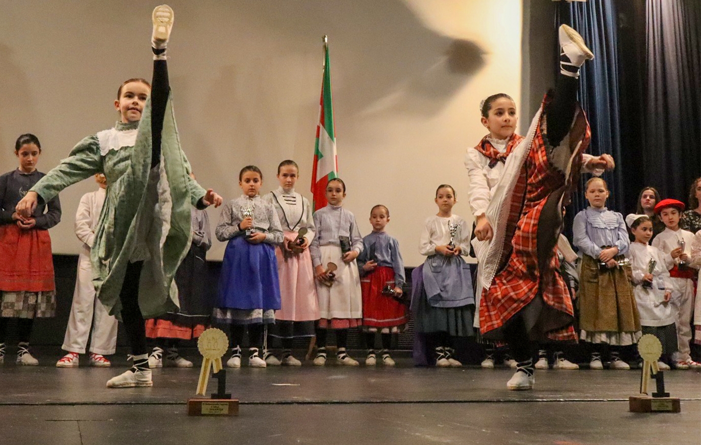 El 12de enero se celebró en Latxartegi Aretoa la primera sesión de la liguilla del VII Campeonato de Aurresku Gipuzkoano de Jóvenes