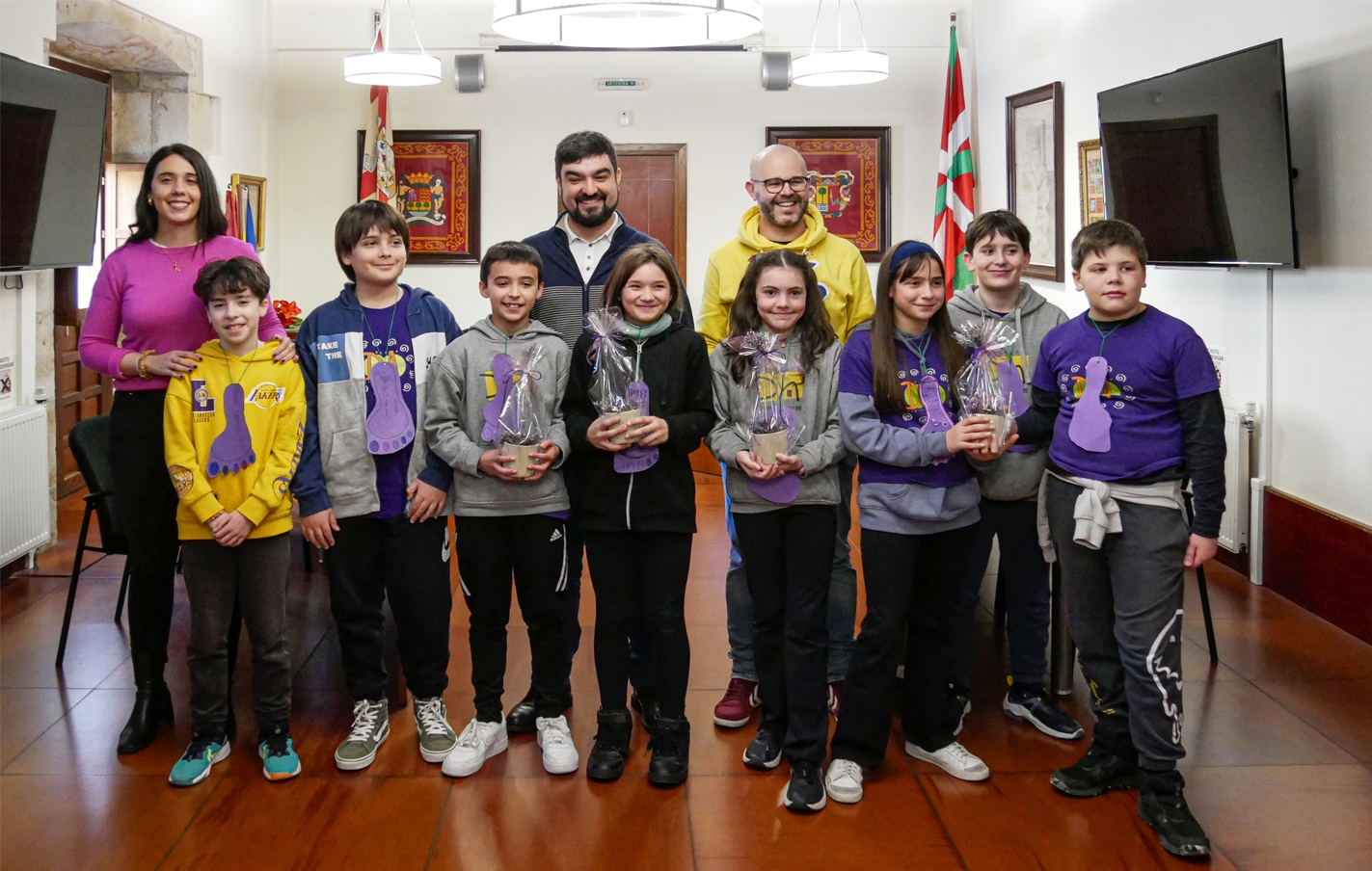 Estudiantes de Domingo Agirre visitan el ayuntamiento en el Día Internacional de la Mujer