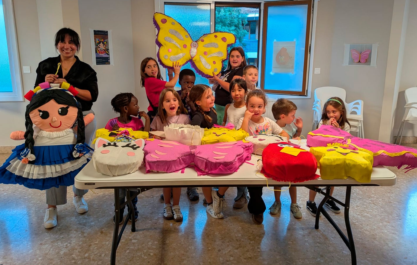 Colores vivos, amplia participación y gran ambiente en el taller de piñata