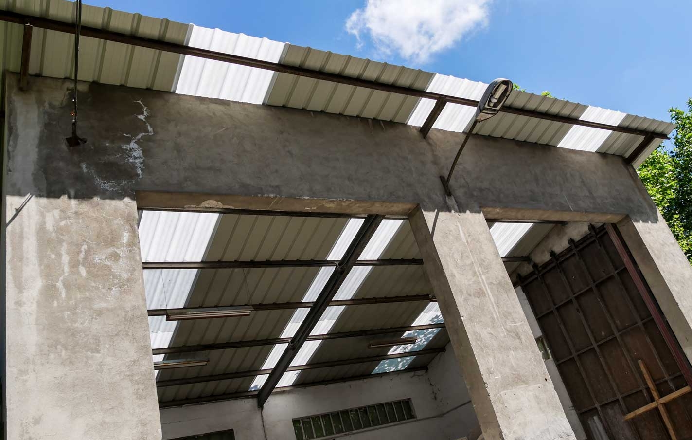 Eliminado el amianto de la cubierta del almacen municipal