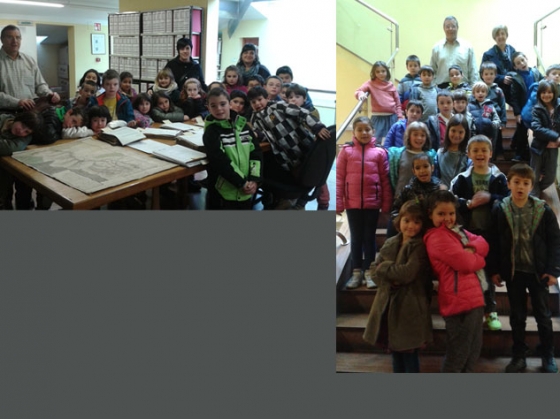 Los alumnos de la ikastola Haztegi en el archivo histórico municipal