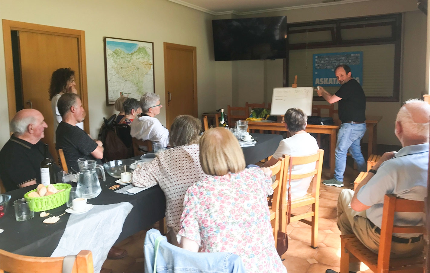 Mintzalagunak dan por finalizado el curso con una comida y bertsos