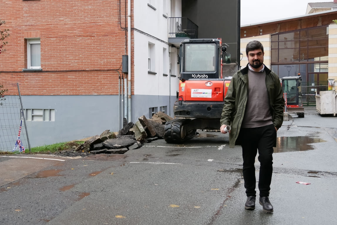 Comienza la obra para situar una acera en Laubide 18-24