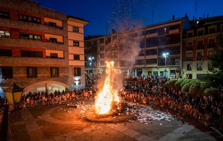 Ensayo general para la sesión de baile de la hoguera de San Juan el miércoles 18 de junio a las 20:15 en la Azoka