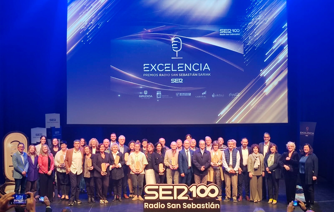 Los trabajadores de Patricio Echeverria recibieron ayer el Premio a la Excelencia Radio San Sebastián