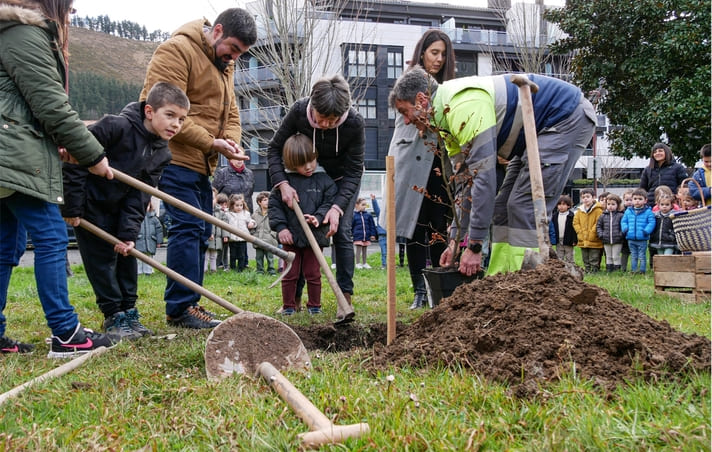 Se puede ver en el jardín de la residencia Santa Cruz el haya que regalaron los payasos