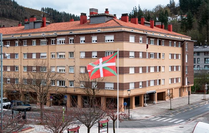 El Ayuntamiento iluminado con motivo del Aberri Eguna