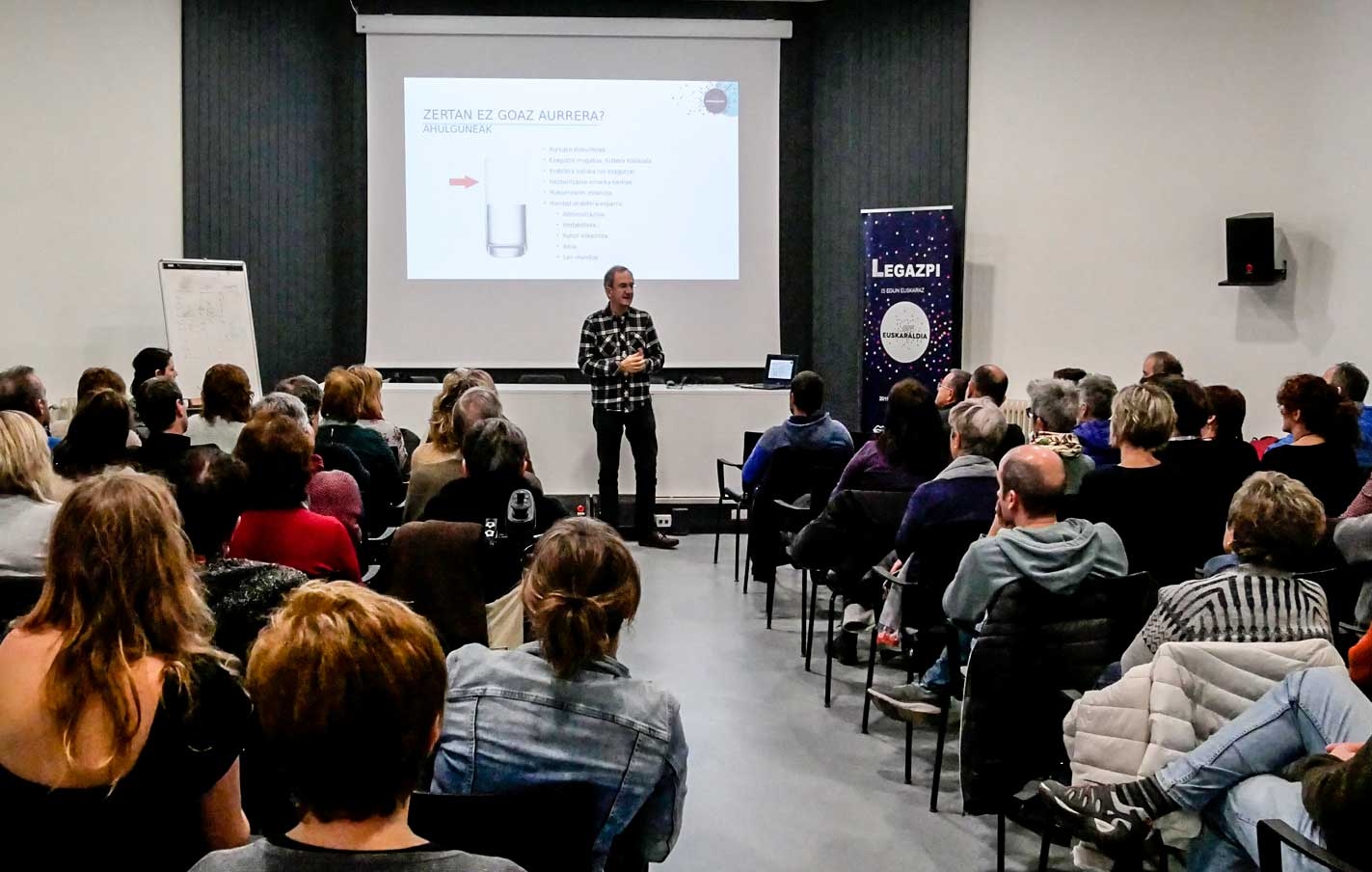 Kultur etxe se llenó en la presentación del Euskaraldia 2020 .