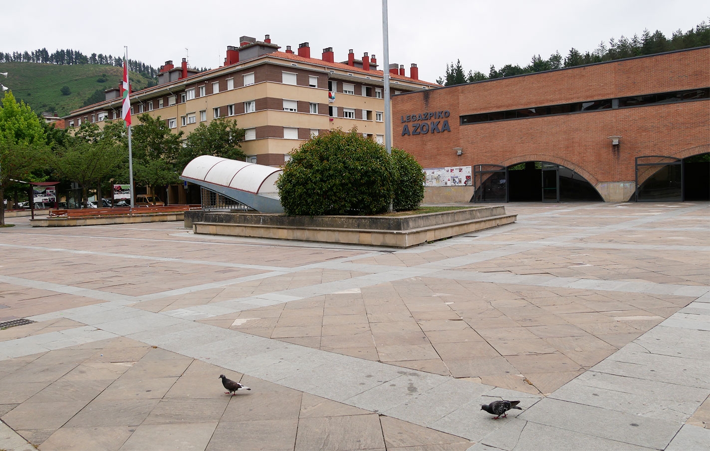 El Ayuntamiento estudia la renovación de la Plaza Euskal Herria mientras continúa con reparaciones mediante parches de hormigón provisionales