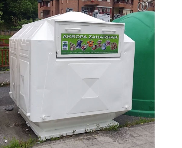 Pintado y revisión de los contenedores de ropa