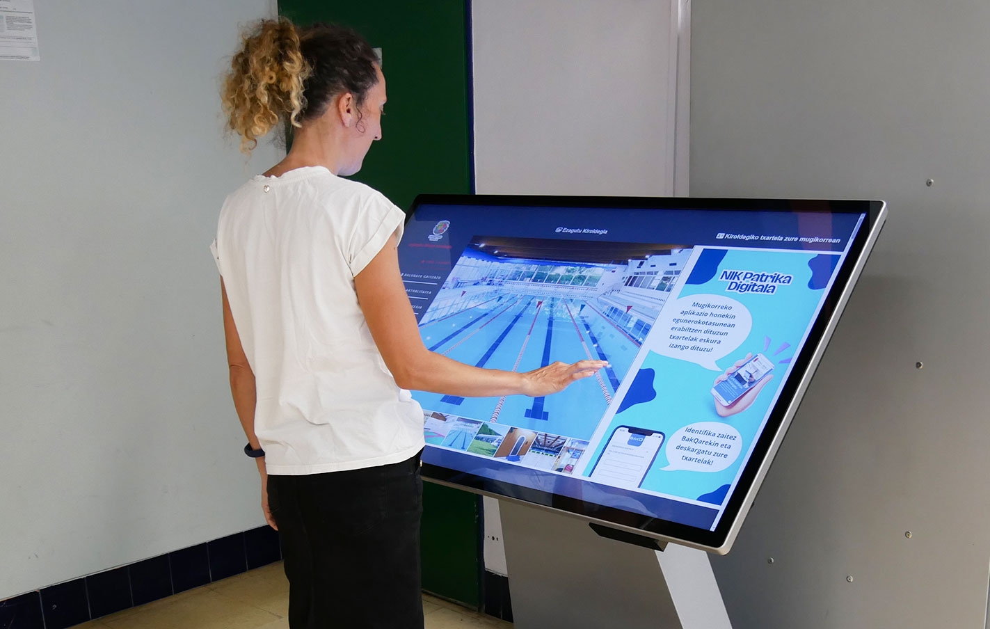Nueva pantalla digital en el polideportivo Bikuña para acercar la información a la ciudadanía