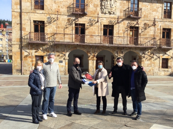 La bandera Legazpiarra estará con la Real Sociedad en Sevilla