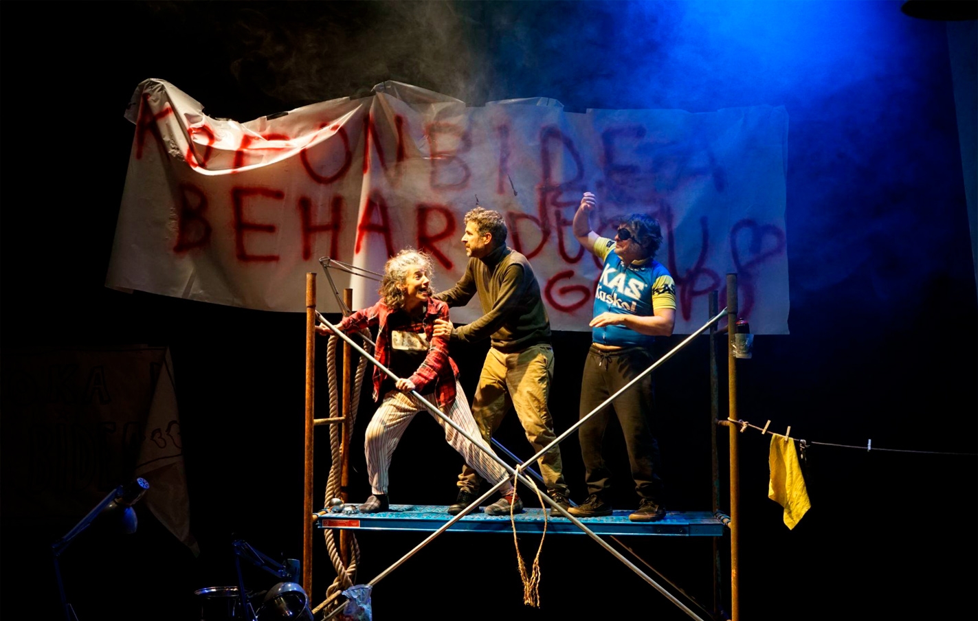 Teatro en Latxartegi Aretoa: "OBSOLETUS, lokarturiko borrokentzako komedia soziala" en euskara.