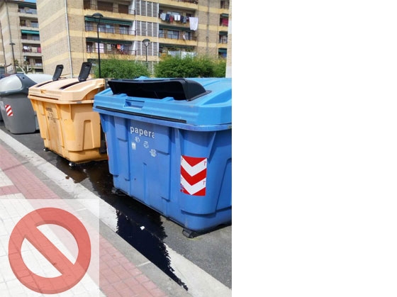 Vertido de aceite usado en la zona de contenedores de Urtatza