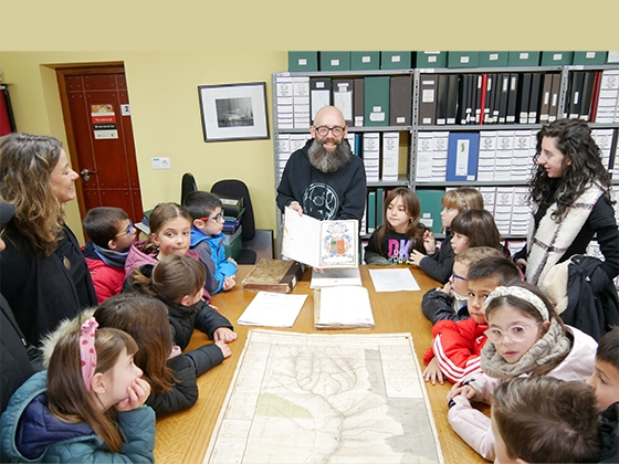 Alumnos de 2º de primaria de Haztegi ikastola visitan el Archivo Municipal