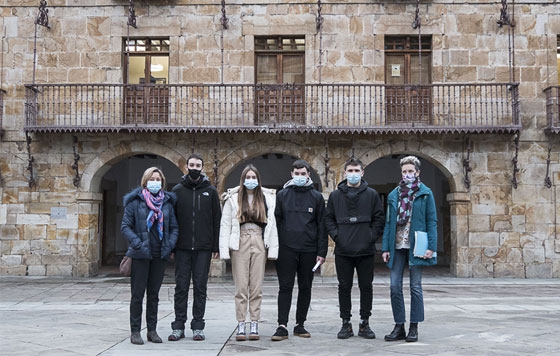 Escolares de Haztegi Ikastola reunidos con el ayuntamiento