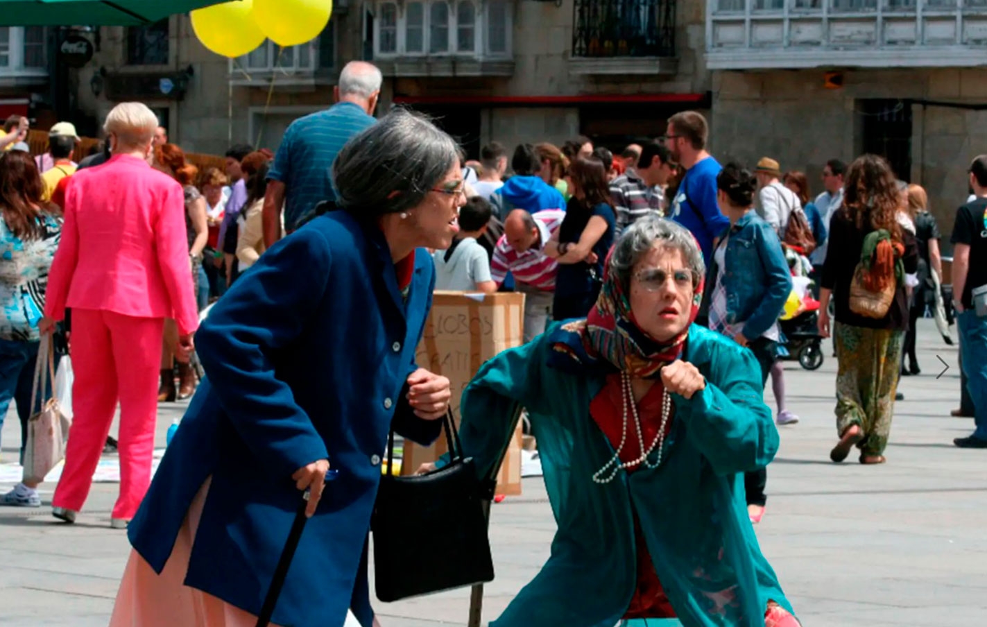 UZTAKALE. Teatro de calle. “Atsoak dantzan”. El 23 de julio, miércoles, a las 19:00 horas en Kale Nagusia, a cargo de Pikor teatroa